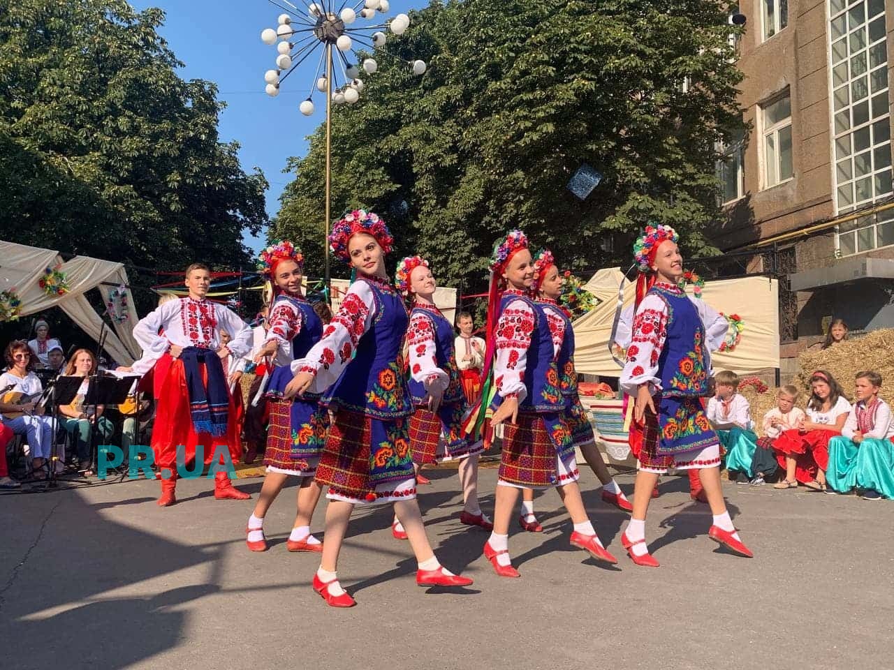 Маріупольців пригостили короваєм і розповіли про традиції весілля (ФОТОФАКТ)