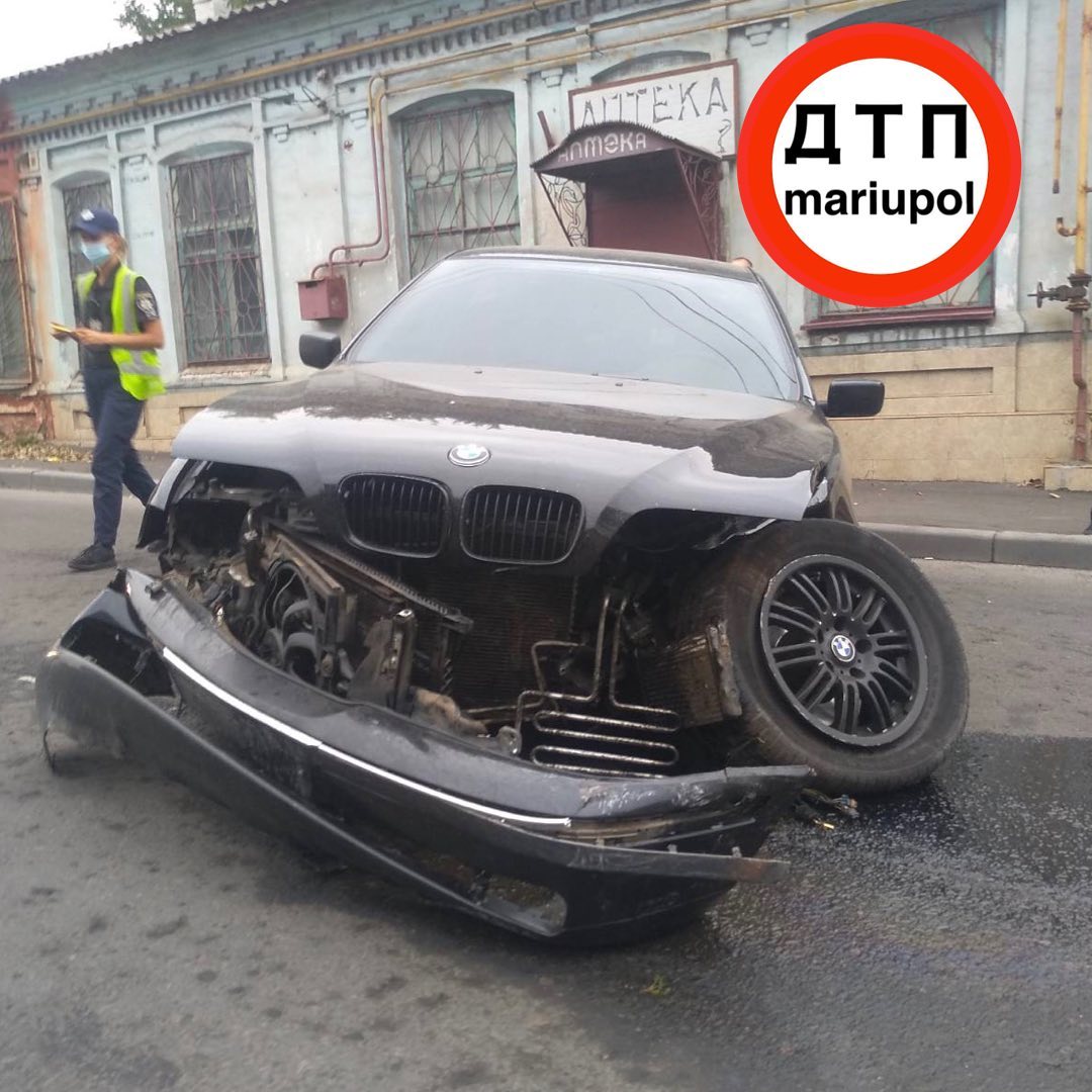 У Маріуполі автівка знесла дорожній відбійник