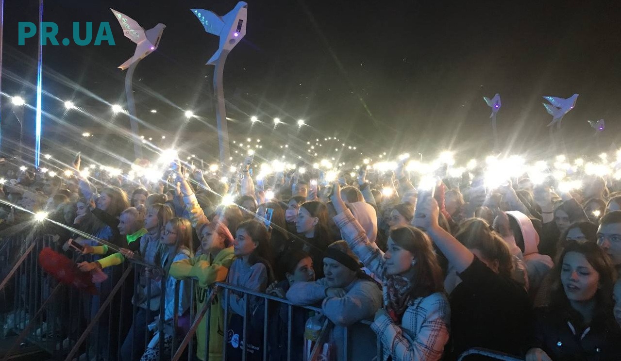 Із зірками і салютом: в Маріуполі на концерт в честь Дня міста зібралися десятки тисяч глядачів (ФОТО + ВІДЕО)