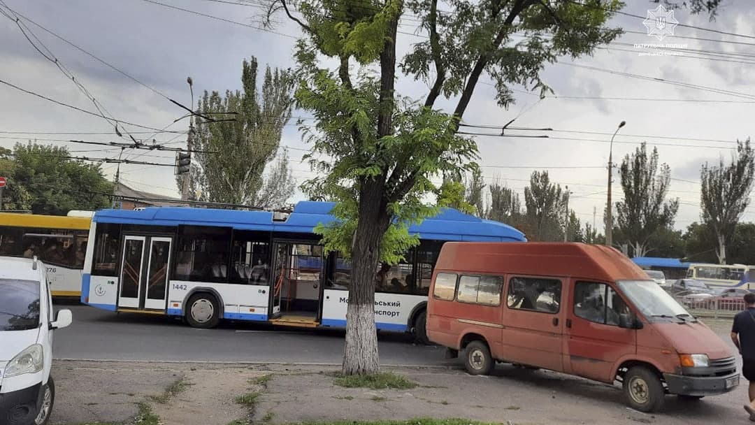 В Маріуполі зіткнулися авто і тролейбус: утворився затор (ФОТО+ВІДЕО)