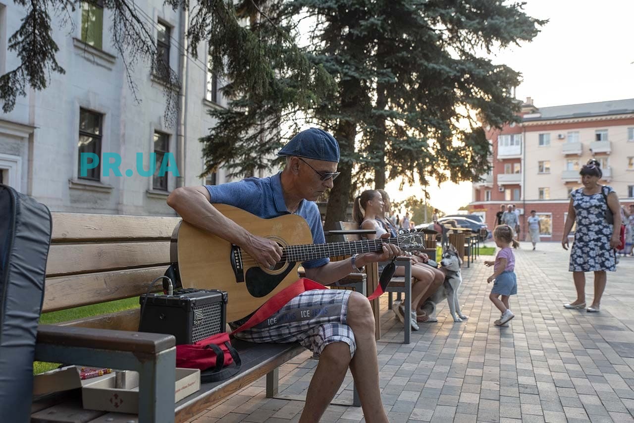 Маршрутка, море та парки: про що співають в піснях про Маріуполь? (ФОТО)