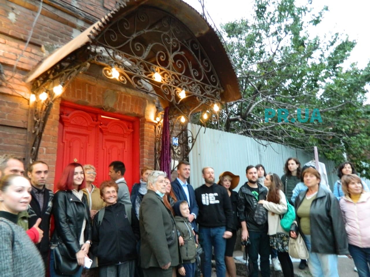 Старовинний особняк Маріуполя прикрасили оновлені вінтажні двері (ФОТО)