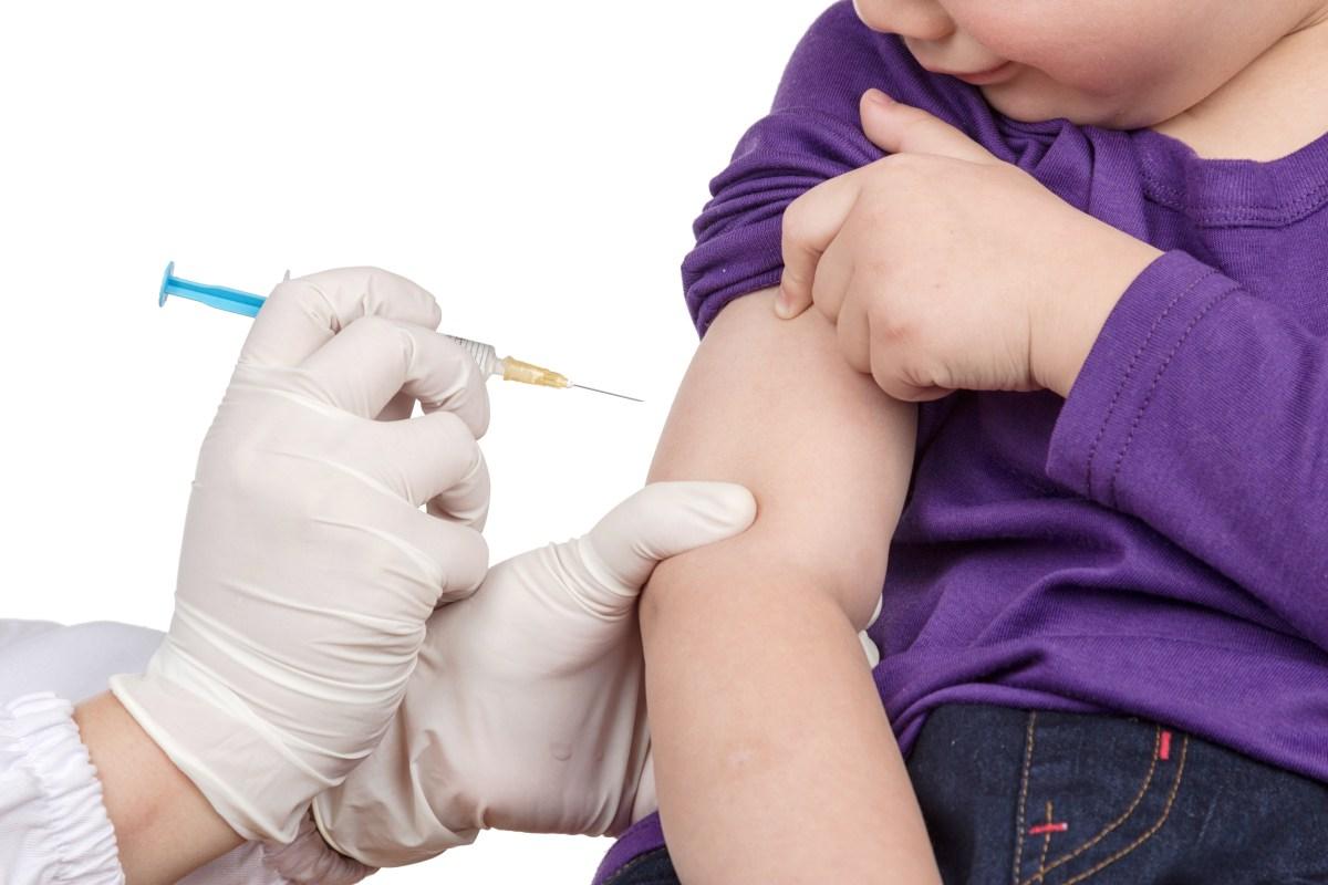 В Україні можуть дозволити вакцинувати дітей від COVID-19
