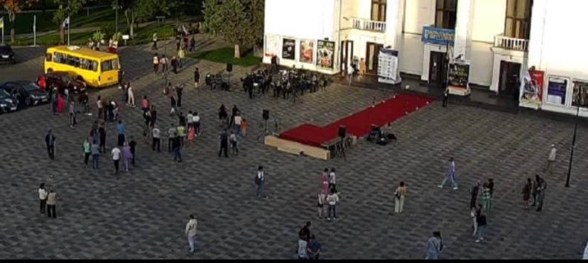 «Театральна Брама»: в центрі Маріуполя розгорнули червону доріжку (ФОТО)