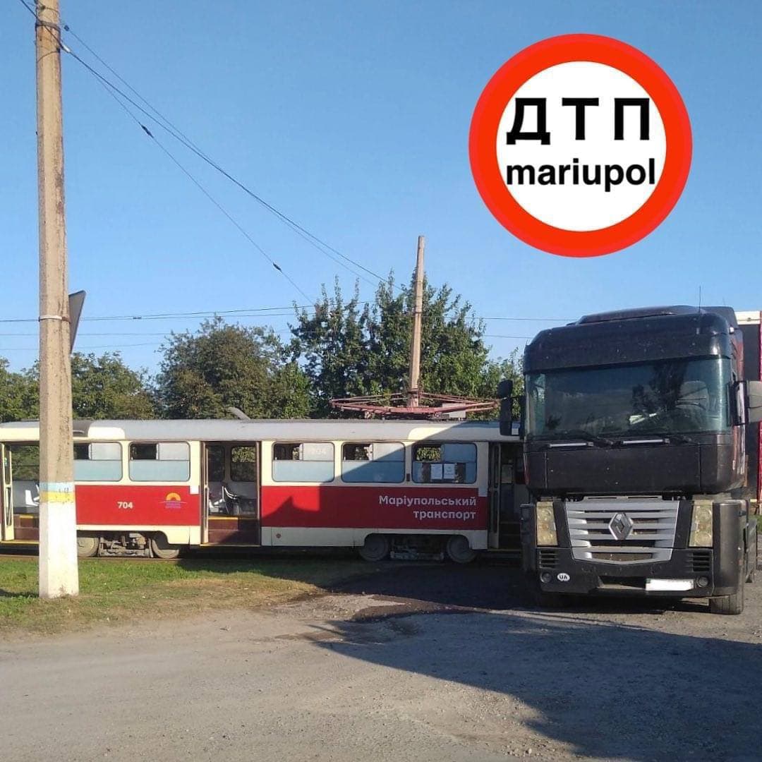 У Маріуполі фура не пропустила трамвай (ФОТО)