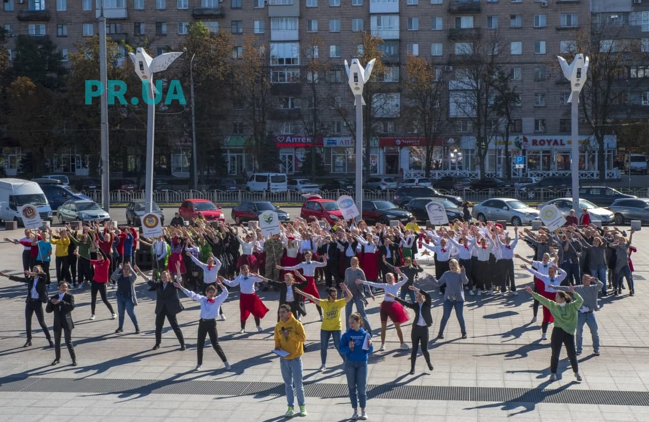 У центрі Маріуполя провели танцювальний бал студентів (ФОТО)