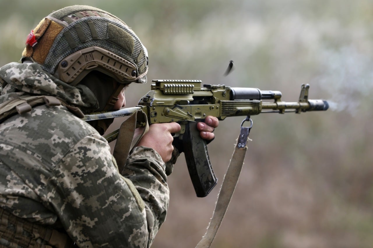 На Донбасі бойовики ведуть обстріли з озброєння великого калібру