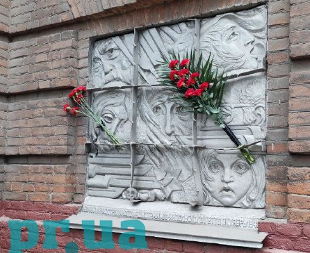 Маріуполь вшанував пам'ять жителів, розстріляних 80 років тому в Агробазі (ФОТО)