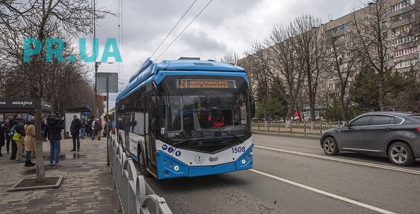 У Маріуполі чоловік вистрибнув з тролейбуса і потрапив до травматолога