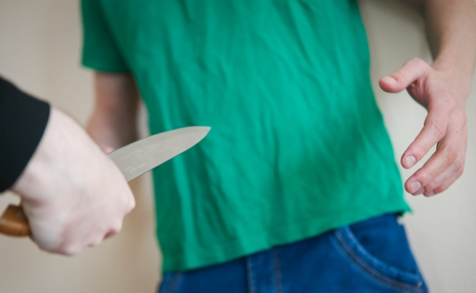 У Маріуполі чоловік напав з ножем на дитину співмешканки