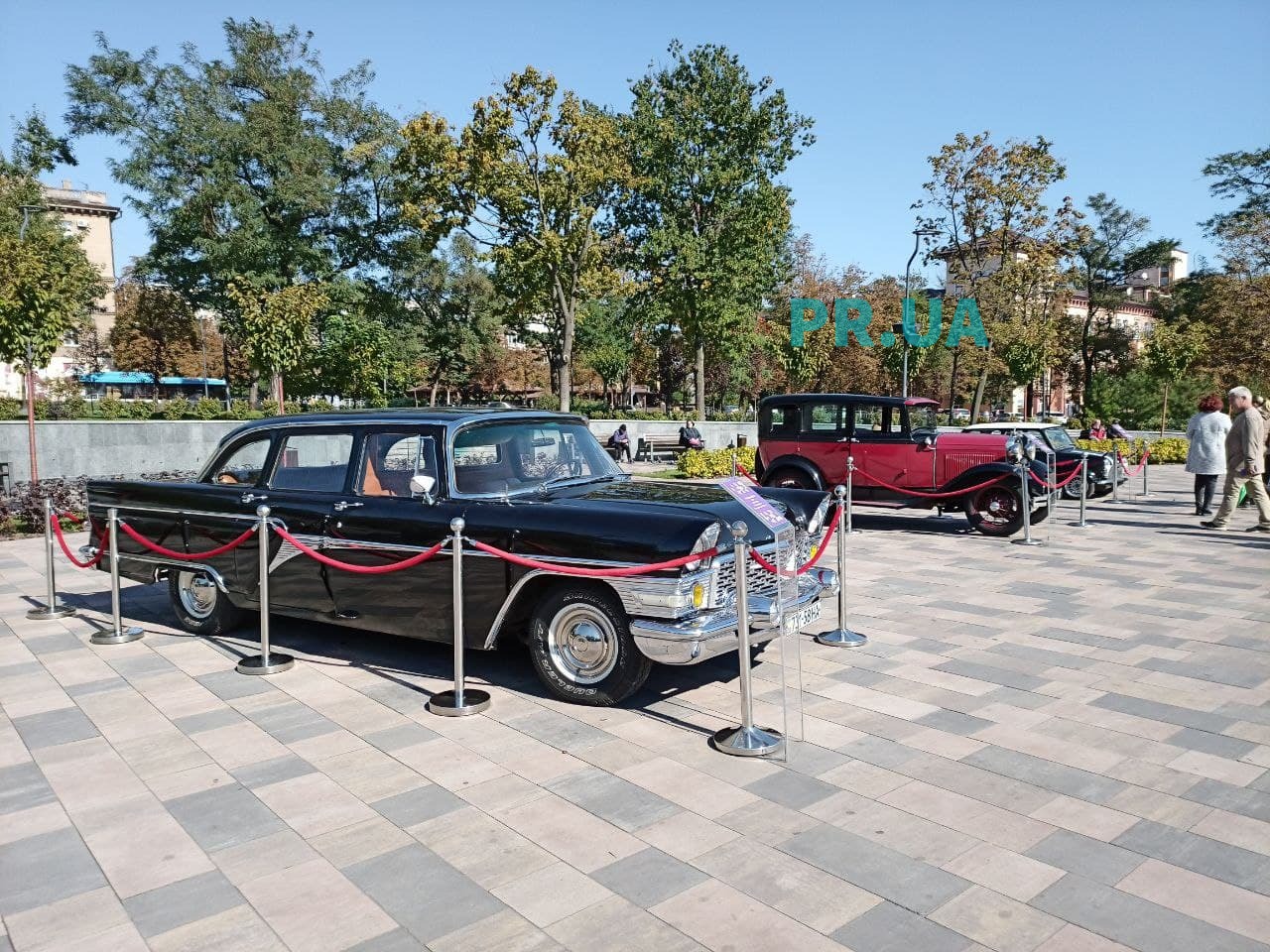 У центрі Маріуполя - виставка ретро-автомобілів, можна робити селфі (ФОТО)