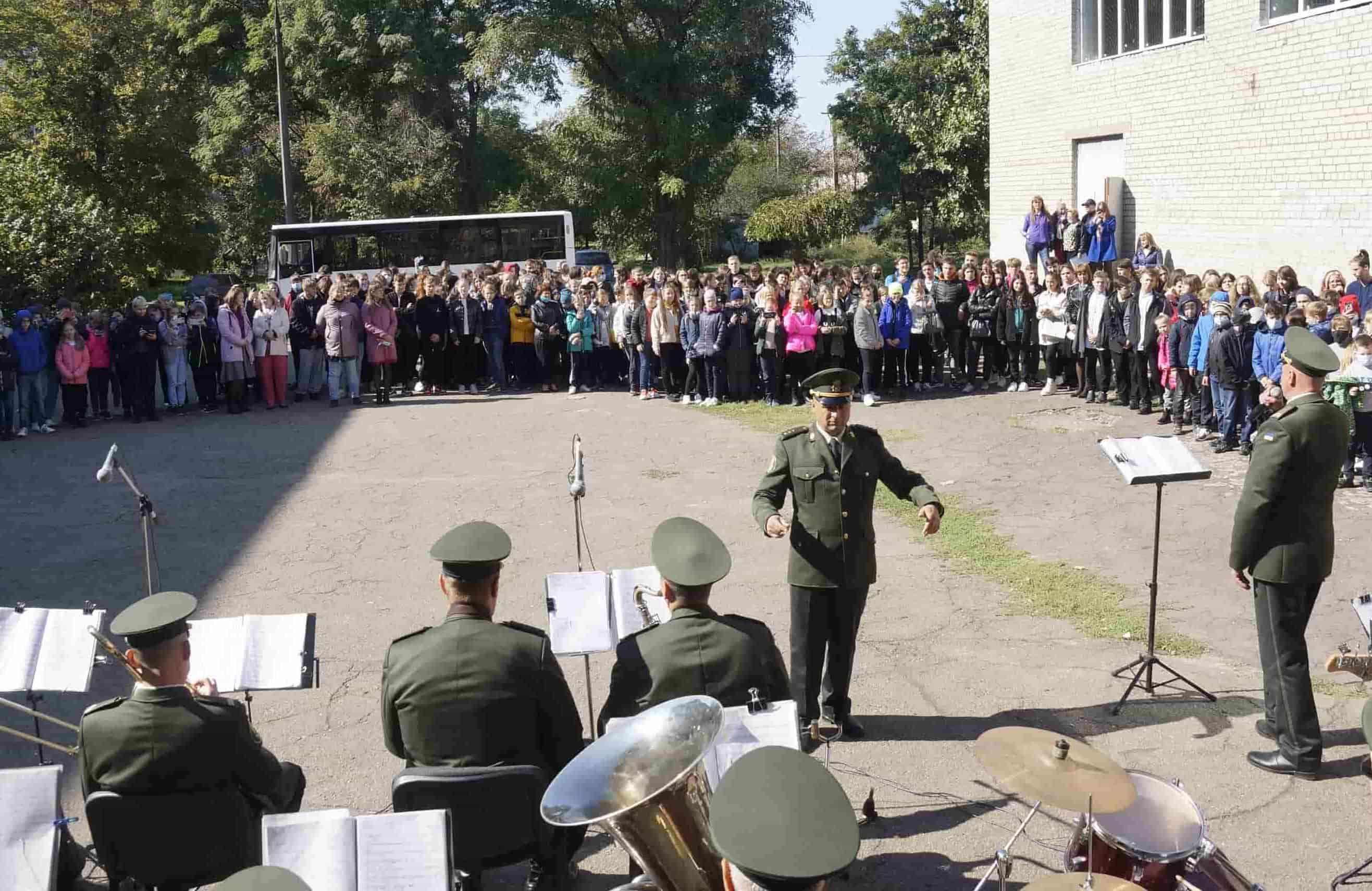 У Маріуполі військовий оркестр нацгвардійців привітав педагогів з професійним святом (ФОТОФАКТ)