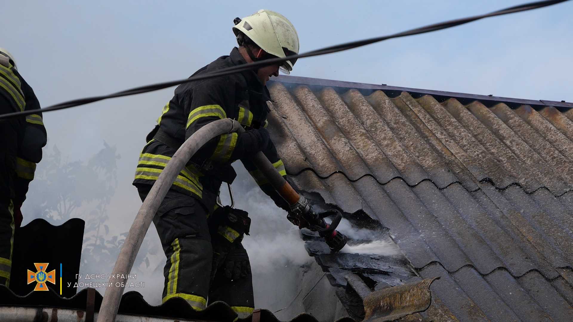 У Маріуполі вигорів дах житлового будинку (ФОТО+ВІДЕО)