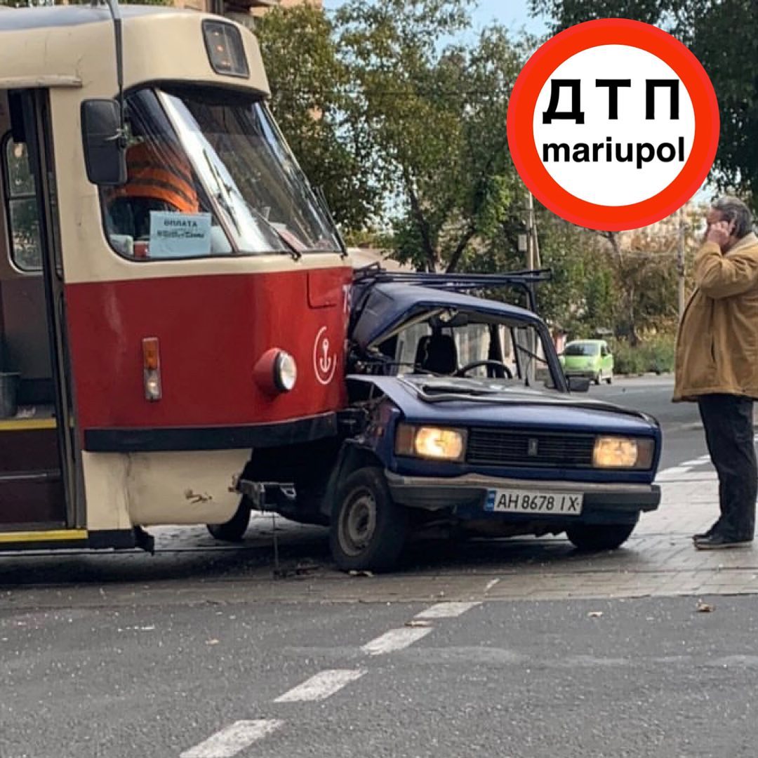 У Маріуполі трамвай розчавив ВАЗ, водій автомобіля відшкодував збитки ТТУ