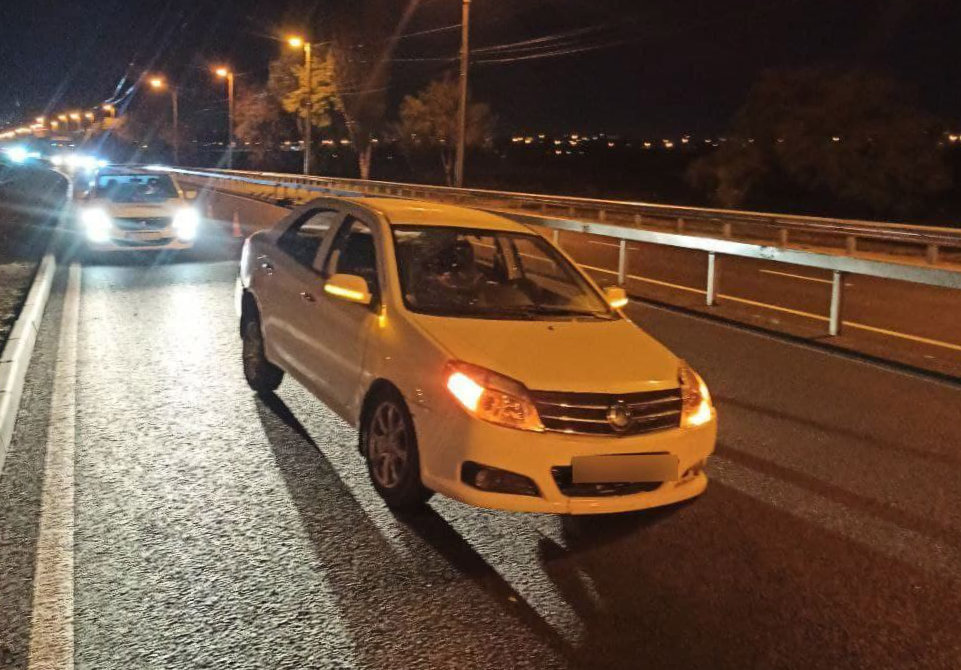 У Маріуполі автомобіль в'їхав в огорожу, водій зник (ФОТО)