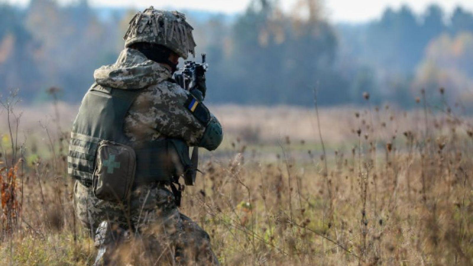 На Донбасі бойовики з безпілотників скидають гранати, поранений український військовий