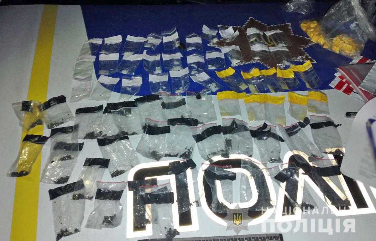 Неповнолітній хлопець у Маріуполі планував продати понад сотню «закладок» із наркотиками