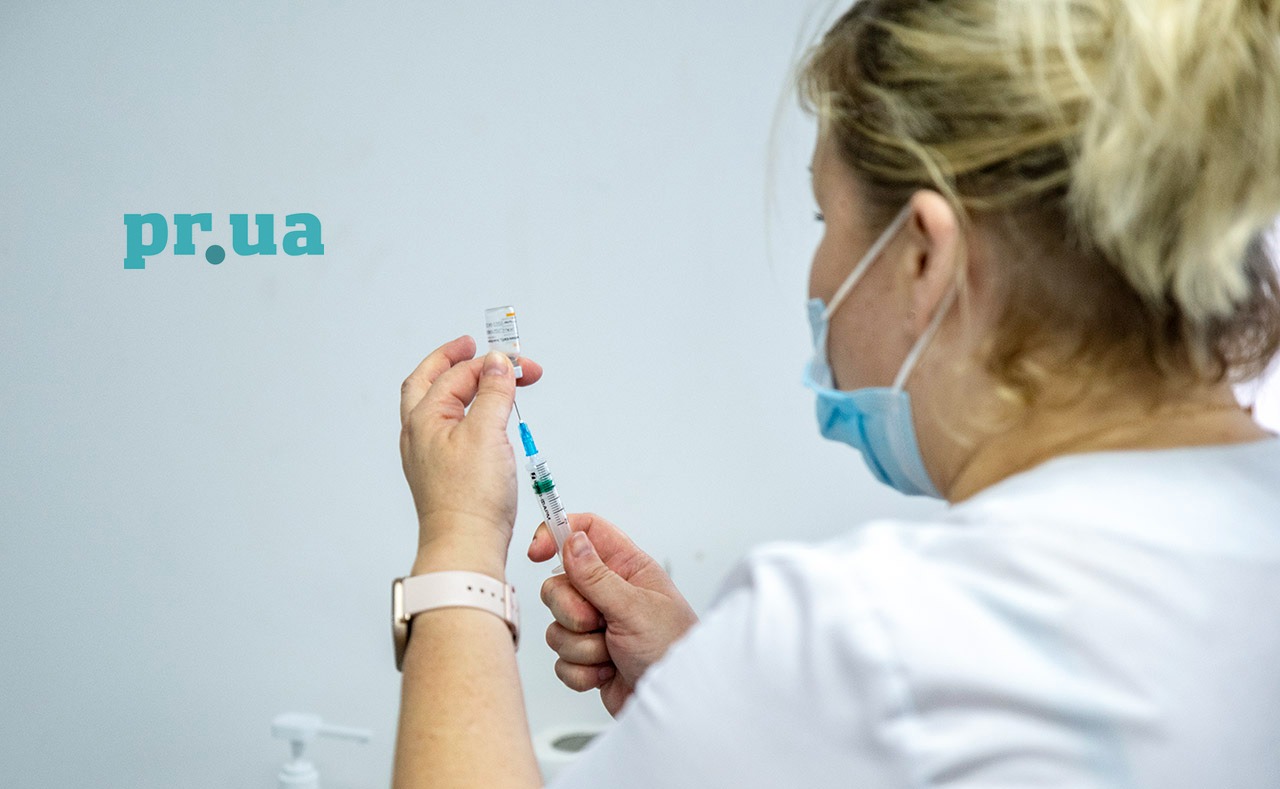 У Маріуполі двома дозами вакцини від коронавірусу щеплено понад 80% співробітників шкіл