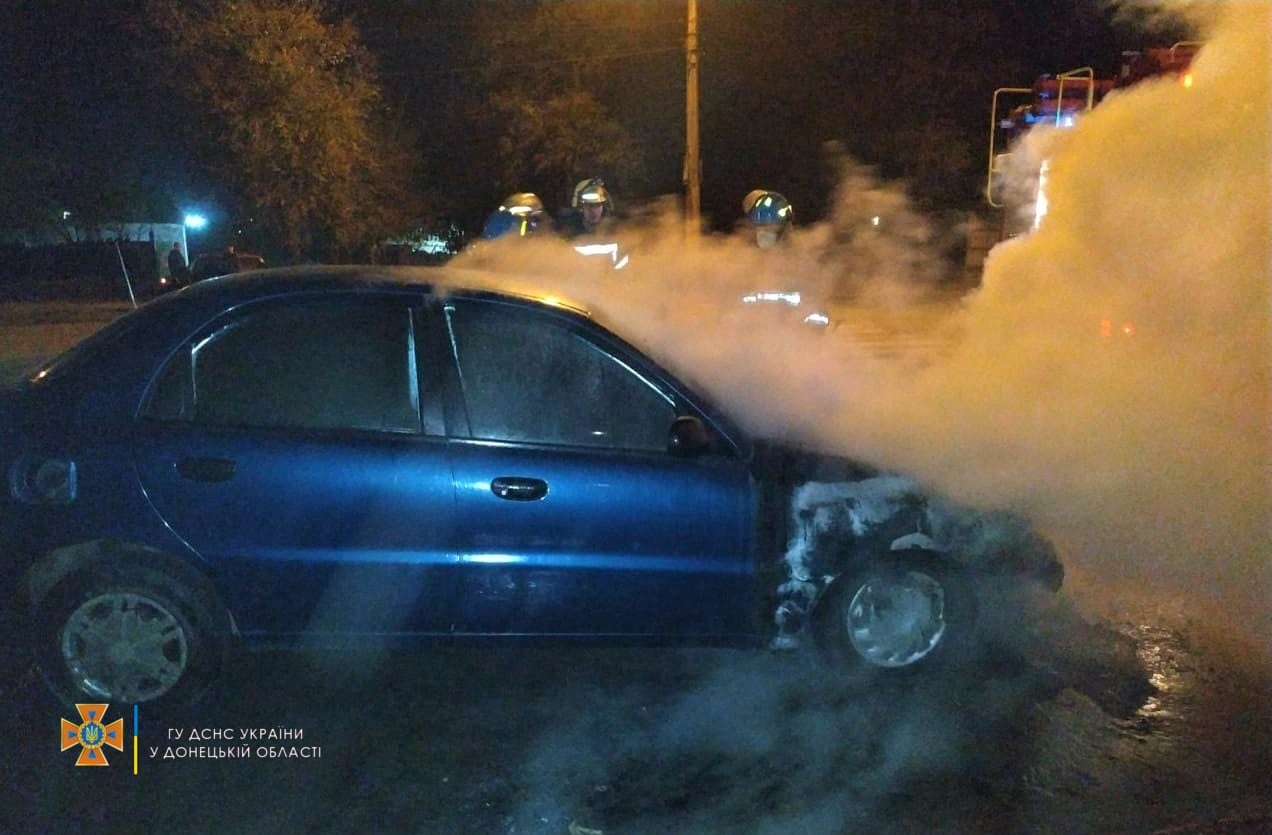 У Маріуполі загорівся припаркований автомобіль (ФОТО)