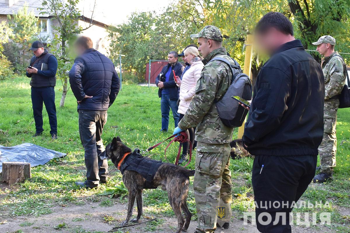 У Маріуполі чоловік шістьма ударами ножа в шию позбавив життя матір своїх дітей (ФОТО+ВІДЕО)