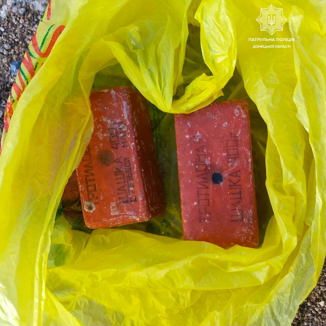 У Маріуполі біля житлового будинку виявлено пакет з предметом, схожим на вибухівку (ФОТО)