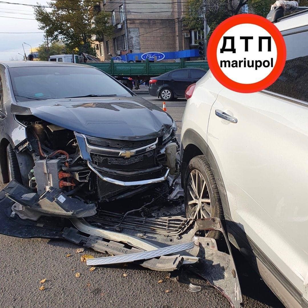 У Маріуполі зіткнулися машини: постраждала в аварії втекла з лікарні (ФОТО)