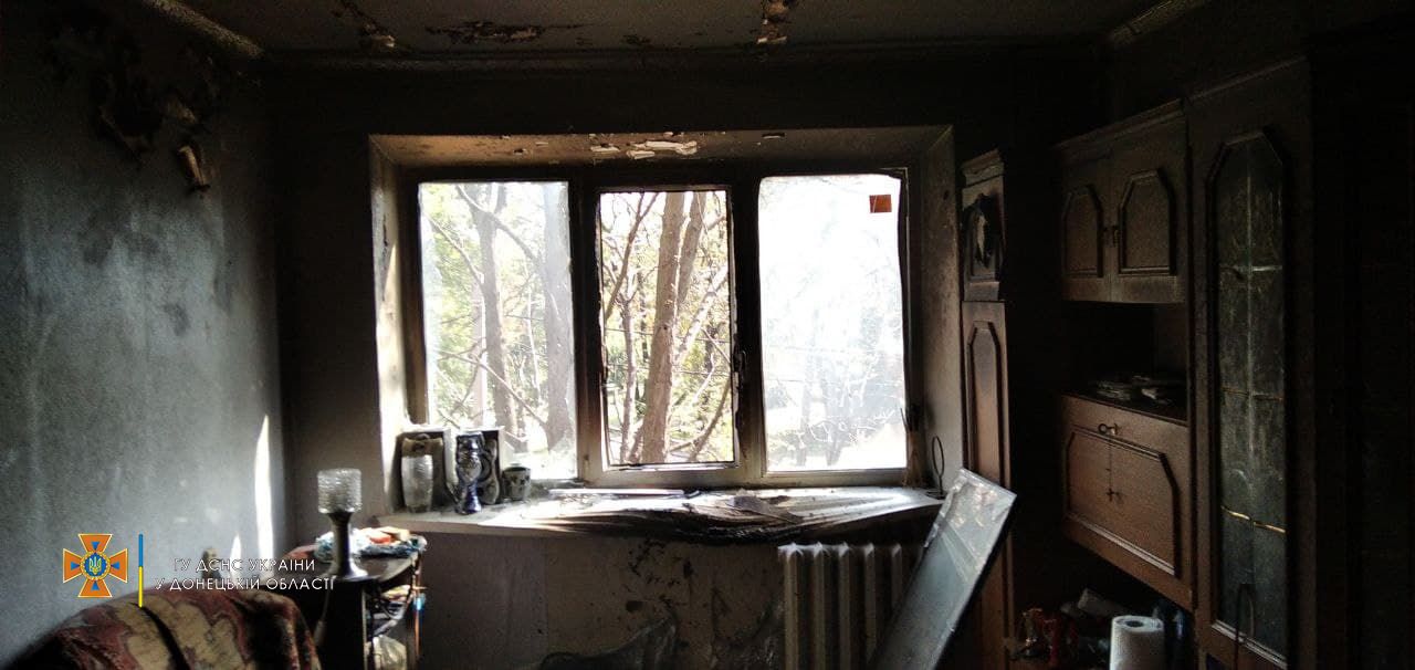 У центрі Маріуполя сталася пожежа в квартирі: у приміщенні перебувала жінка (ФОТО+ВІДЕО)
