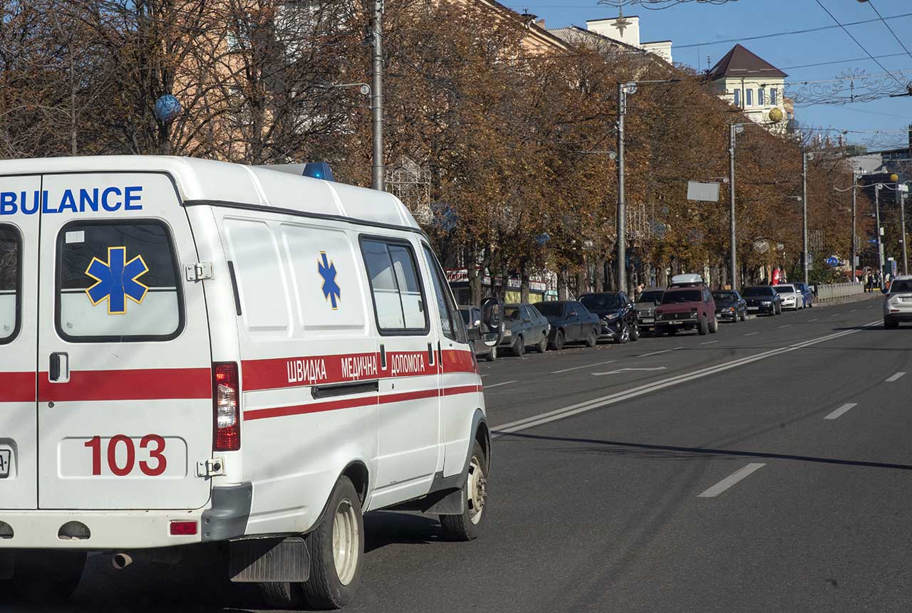 У Маріуполі одному чоловікові зламали ніс, другому ледь не розрубали голову