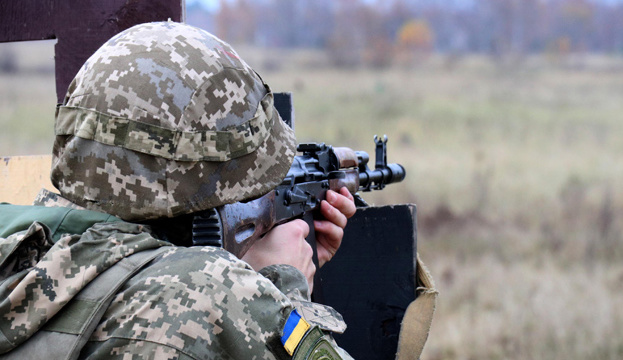 На Донбасі ворожі сили тричі використали заборонене озброєння, одного військового поранено
