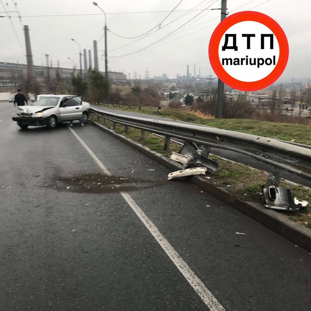 Після встановлення огорожі на вулиці Набережній Маріуполя сталося вісімнадцять ДТП (ВІДЕО)