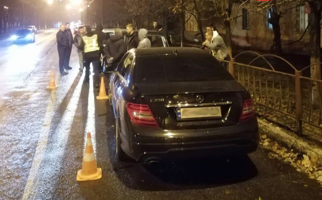 У Маріуполі один автомобіль збив чоловіка, інший врізався у два авто (ФОТО)