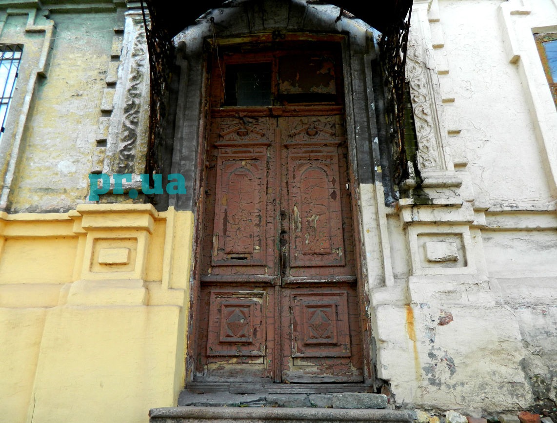 У Маріуполі поспішають відреставрувати старовинні двері, які власник хотів демонтувати