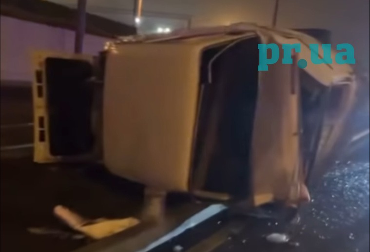 На вулиці Набережній у Маріуполі в ДТП від сильного удару перекинувся автомобіль (ВІДЕО)