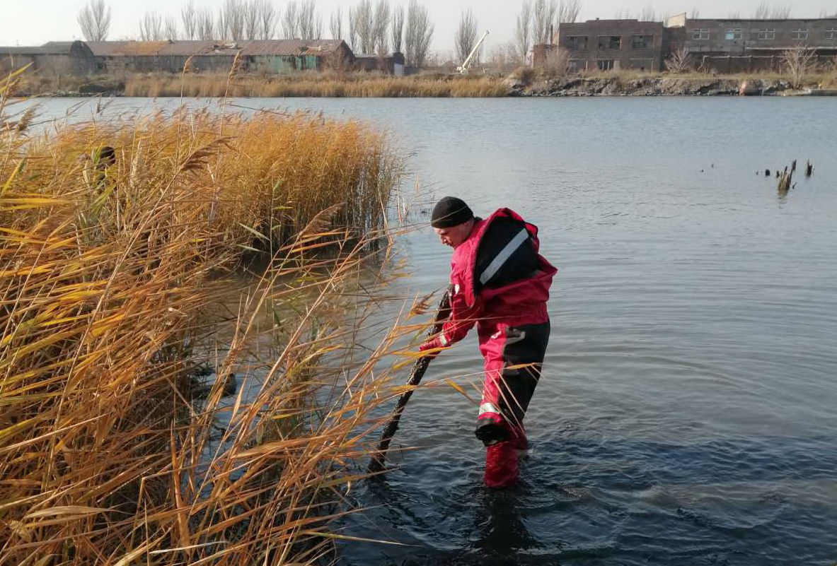 Водолази Маріупольської міськради на дні Кальміусу знаходять запчастини та метал