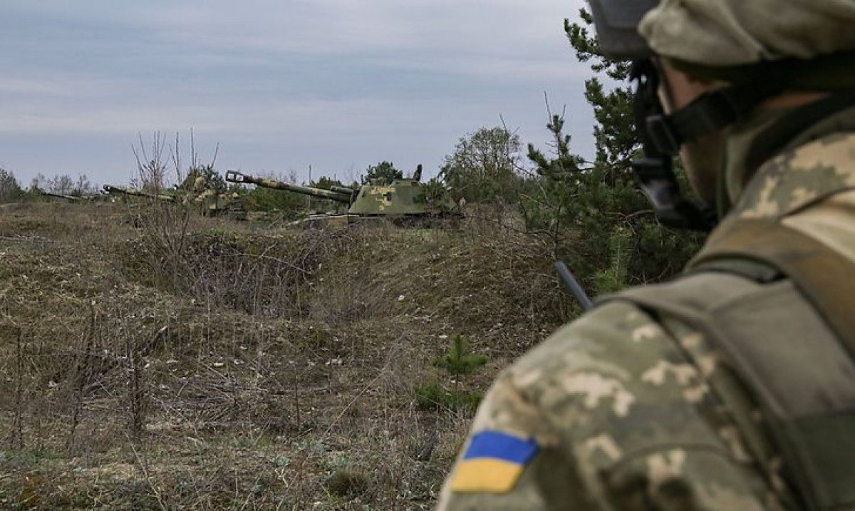 На Донбасі під час ворожого обстрілу поранено українського військового