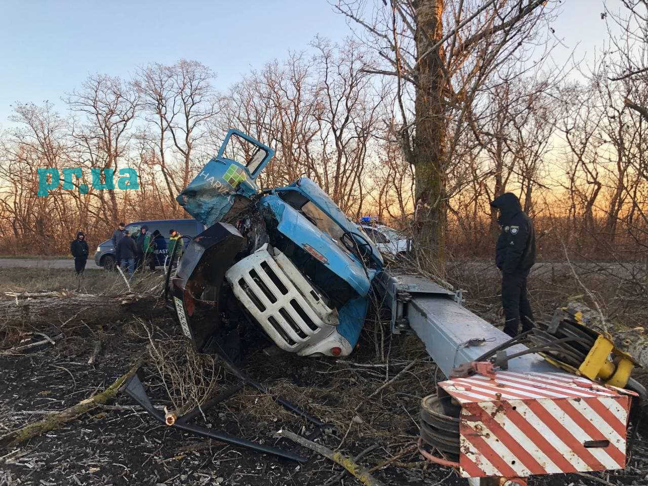 У Маріупольському районі перекинулася машина з краном (ФОТО)