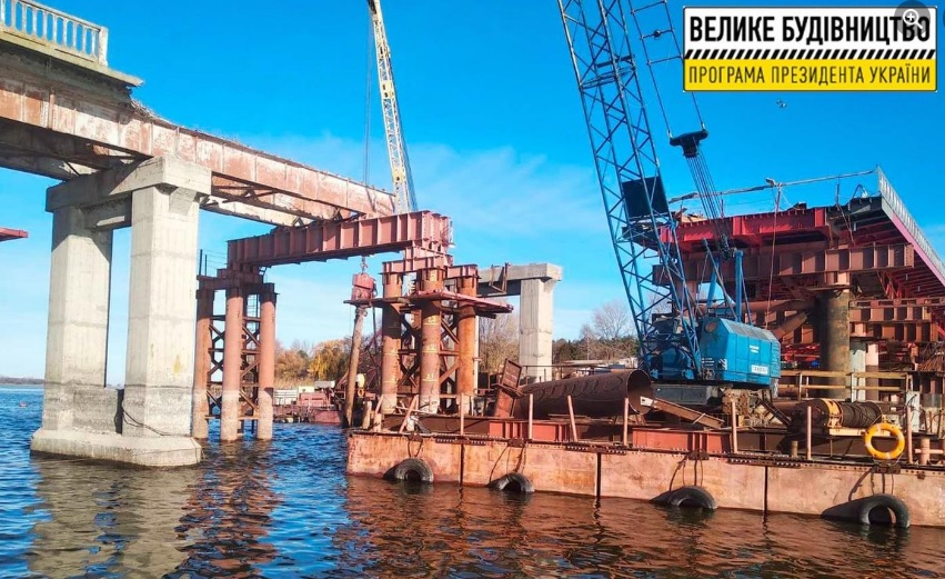 На маріупольській трасі Н-08 оновлюють міст (ФОТО)