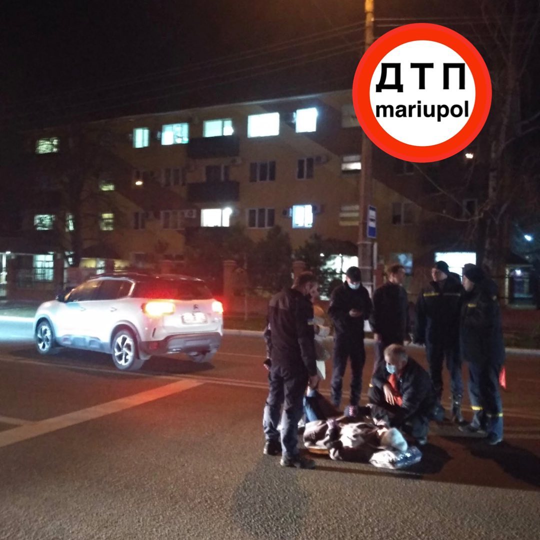 У Маріуполі автомобіль на пішохідному переході збив жінку (ФОТО)