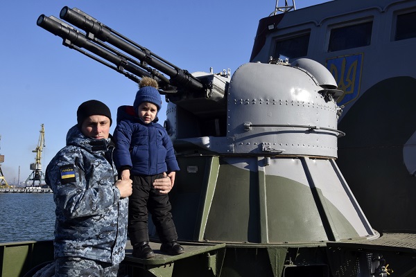 У День сина маріупольські прикордонники познайомили дітей зі своєю роботою (ФОТО+ВІДЕО)