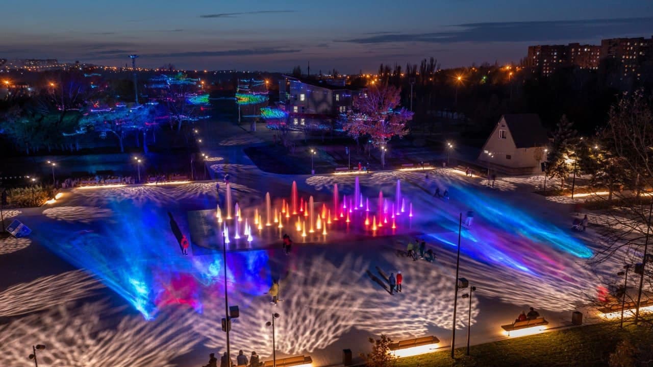 Світлове шоу у парку Гурова показали маріупольцям з висоти пташиного польоту (ФОТО+ВІДЕО)