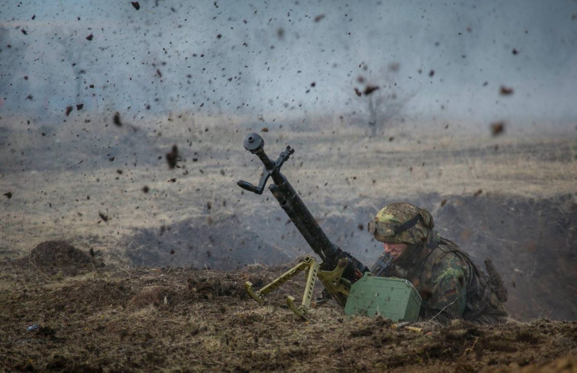 На Донбасі околиці села потрапили під артилерійський обстріл
