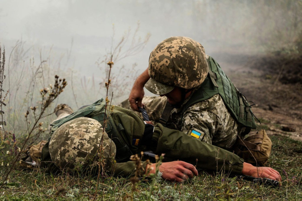На Донбасі двоє військовослужбовців підірвалися на невідомому пристрої