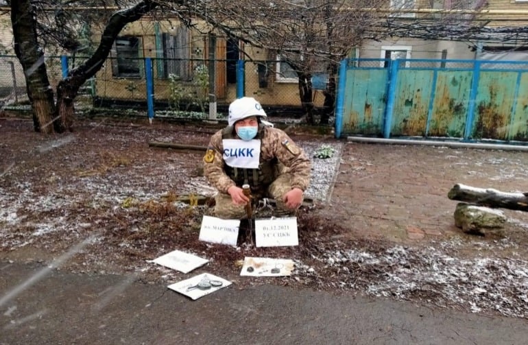 На Донбасі бойовики пострілами з гранатомета пошкодили машину та поранили мирного жителя – водія (ФОТО)