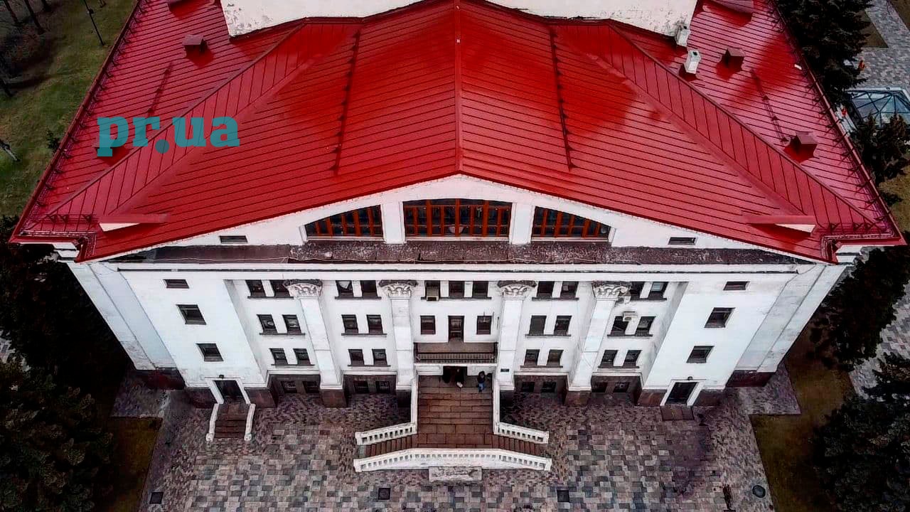 За столиками з чаєм та кавою покажуть спектаклі в драмтеатрі Маріуполя – під самим дахом та в фойє