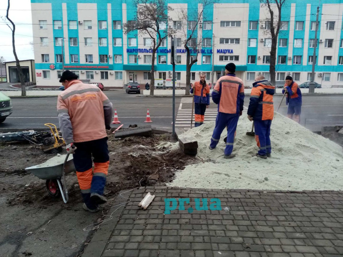 Доступний Маріуполь – у місті прокладають дорогу для пішоходів до лікарні та аптеки (ФОТО)