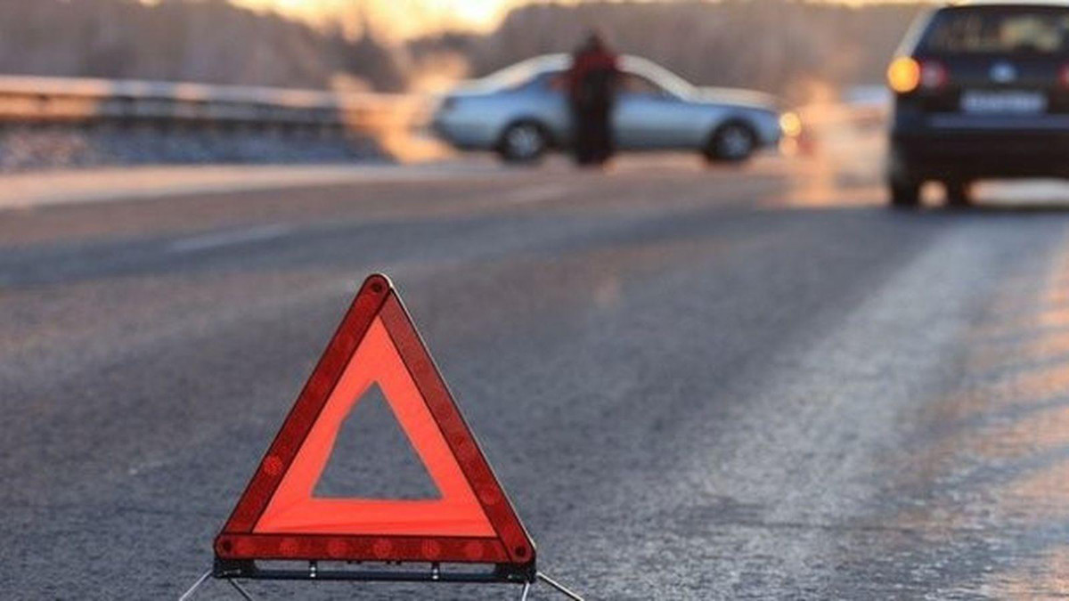 У Маріуполі автомобіль врізався в стовп, тяжкі травми зазнали троє людей