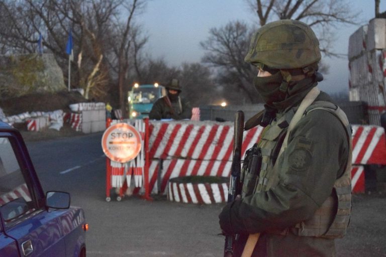 Під Маріуполем на блокпосту стріляли в автівку