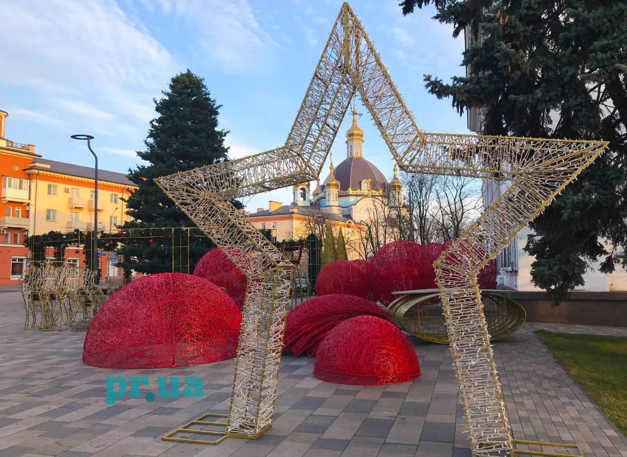 Новорічний декор, ілюмінація та ялинка: Маріуполь готується зустрічати 2022 рік (ФОТО)