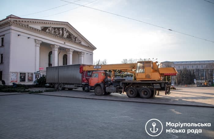 ”Вакцинована” та з посиленою конструкцією: до Маріуполя повернулася головна ялинка міста (ФОТО)