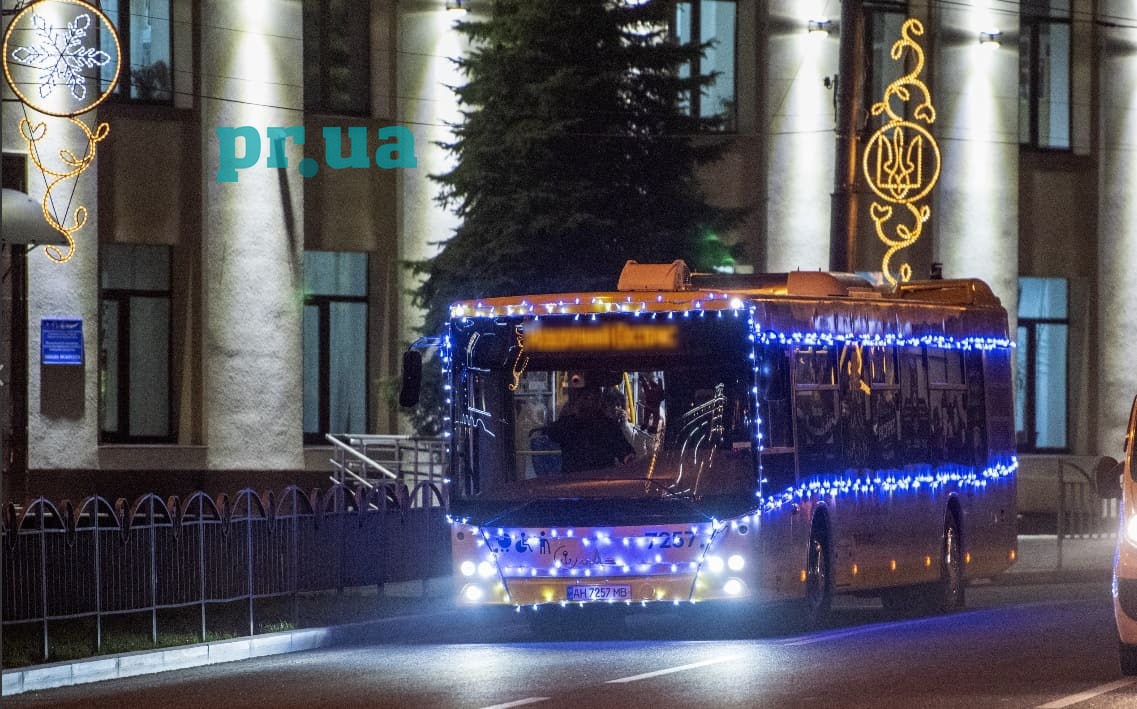 На вулиці Маріуполя у вихідні виїде 30 одиниць міського транспорту, що світитиметься (ФОТО)